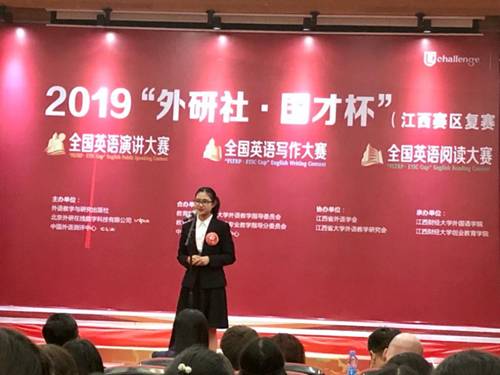 图片包含 人员, 室内, 站立, 男士描述已自动生成